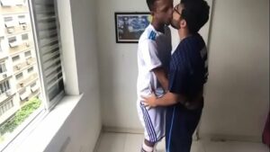 Goiano negro batendo punheta no mato gay