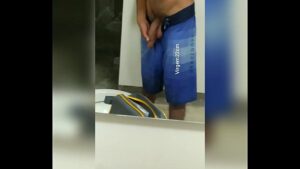 Homena de pijama.de pau duro gay