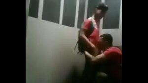 Homens flagrados nl banheiro por o gay