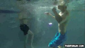 Jogadores se pegando piscina gay