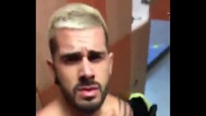 Sexo gay com fortão na academia