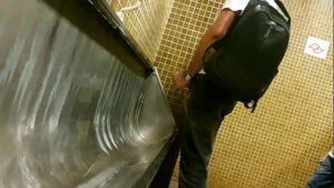 Velhos gays fazendo putaria em banheiro publico