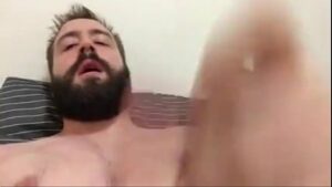 Vide o d porno homem barbudo  calvagando