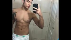 Mostrando  o Paulo fora da cueca com pele