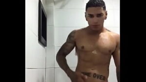 Moleque gostoso fudendo o cuzinho do namorado no banheiro