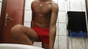 Garoto novinho gato, sarado e gostoso batendo punheta no banheiro. Ele tem o corpo todo trincado e