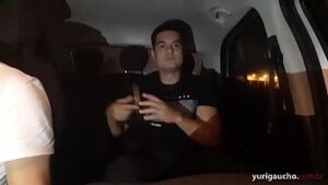 Traficante pega gay e rasga o cuzinho dela pica dele