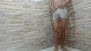 Homem de cueca excitado