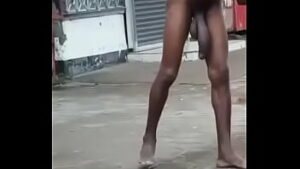 Negao andando na praia pelado