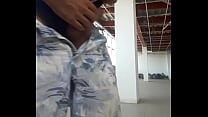 Abaixando a calça do amigo no shopping