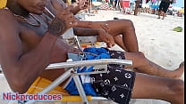 Homens velhos de pau duro na praia