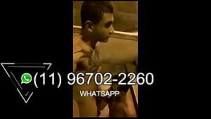 Travesti batendo punheta na rua