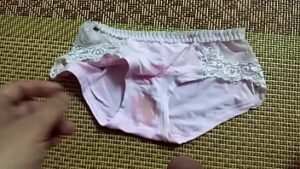 Samuel , de corpo branco sendo comedor sexualmente na cama de cueca rosa