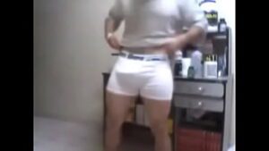 Uns homens puxam o short de Samuel pra baixo e depois abaixam a parte da cueca no bumbum branquinho de Samuel e o comeum