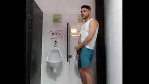 Homens pelados no banheiro da academia