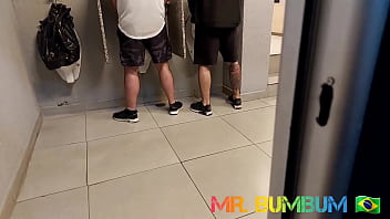 Homens transando no banheiro da academia