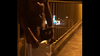 Vídeo de travesti fodendo gays na rua